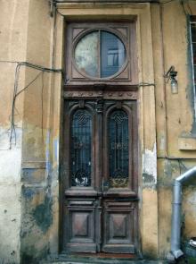Дверь во дворе дома № 19 по ул. Бунина. 2009 г.