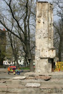 Остатки памятника в сквере им. Томаса. Фото В. Тенякова. 06 апреля 2017 г.