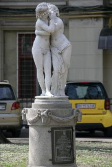 Скульптура «Эрот и Психея» в Пале-Рояле. Фото В. Тенякова. 06 апреля 2017 г.