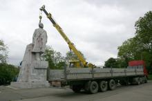 Демонтаж памятника Ленину в парке Савицкого. Фото В. Тенякова. 17 мая 2016 г.