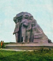 Скульптурная группа «Народные мстители». Фото в путеводителе «Музей в катакомбах», 1977 г.