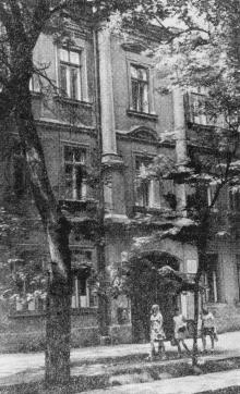В этом доме по улице Подбельского, 30 находилась коyспиративная квартира партизанского отряда В.А. Молодцова (Бадаева). Фото в путеводителе «Музей в катакомбах», 1977 г.