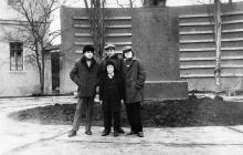 Возле памятника В.И.Ленину на ул. Московской, 1. Фото Александра Зубенко, 1973 г.