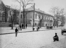 Фасад караимской кенассы и дома Одесского караимского общества по Троицкой улице, до 1912 г.