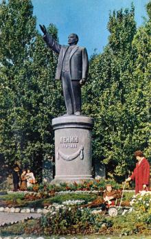 Памятник В.И. Ленину. Фото в книге-фотогармошке «Одесса». 1960-е гг.