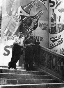 Лестница от Оперного театра к переулку Чайковского. На фоне декорации к фильму «Роман и Франческа». На обороте подписана дата: 1956 г.