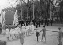 Участники праздничной демонстрации возле Привокзального сквера. 1960-е гг.