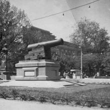 Памятник «Пушка». Фото ученика 7-а класса Александра Носацкого. 1957 г.