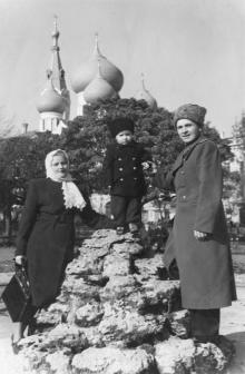 На фонтане в Привокзальном сквере. 1950-е гг.