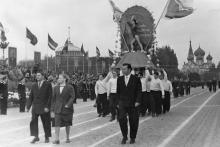 Демонстрация на площади им. Октябрьской революции. Одесса, начало 1960-х гг.