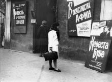 Возле входа в кинотеатр «Зірка». Фото Виктории Цыбульской. Одесса. 1966 г.