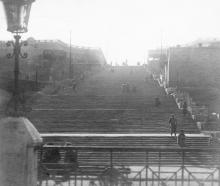 Вид на Бульварную лестницу через ограду портовой Николаевской церкви. Фото Е. Короновского. 1919 г.