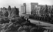 Одесса. На площади Октябрьской революции. Фото А. Вайсмана из набора «Одесса». 1963 г.