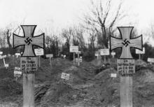 Массовое захоронение немецких солдат на 2-м христианском кладбище. Одесса, январь, 1944 г.