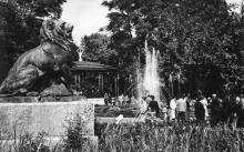 Одесса. Скульптура льва в городском саду. Фото Л. Штерна. Открытка из набора «Одесса», 1961 г.
