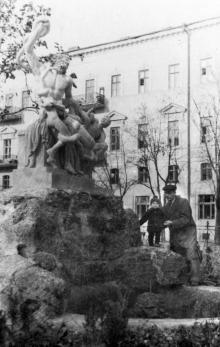 Одесса. У скульптуры «Лаокоон» в сквере им. Р. Люксембург. 1951 г.
