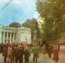Туристы у памятника А.С. Пушкину. Фото в брошюре «Одесская туристская база», 1972 г.