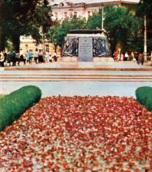 Пам,ятник борцям за владу Рад. Фото В.П. Дєдова в фотобуклеті «Одеса. Сторінки революційної слави», 1973 г.