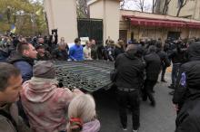 Снятие ворот Летнего театра митингующими. Фото О. Владимирского. 18 ноября 2017 г.