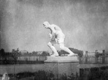 Скульптура футболиста у стадиона в парке им. Шевченко. 1938 г.