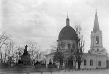 Церковь Всех Святых на старом православном кладбище. На переднем плане памятник генералу Ф.Ф. Радецкому