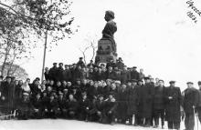 Фотография на фоне памятника Пушкину. Одесса. 1953 г.