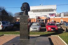 Памятник Горькому на фоне кинотеатра «Москва». Фото Е. Волокина. Одесса, январь, 2018 г.