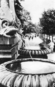 Приморский бульвар. Фрагмент постамента памятника Пушкину. Фотография в фотогармошке «Одесса». 1962 г.