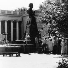 Экскурсия возле памятника Пушкину. Одесса. 1959 г.