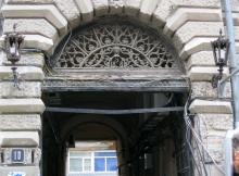 Ворота дома № 10 по Дерибасовской улице. Фото Евгения Тилипмана. Январь, 2012 г.