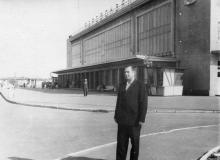 Перед зданием Одесского аэровокзала. 1964 г.