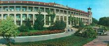 Главный корпус санатория «Молдова». Фото Б. Минделя на панорамной открытке из комплекта «Одесса». 1978 г.