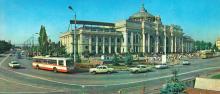 Здание железнодорожного вокзала. Фото Б. Минделя на панорамной открытке из комплекта «Одесса». 1978 г.