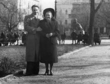 Мужчина и женщина в городском саду. 1950-е гг.