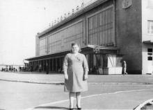 Женщина перед зданием Одесского аэровокзала. 1964 г.