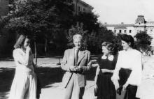 Роман Кармен на ул. Петра Великого, возле университета. 1948 г.