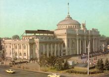 Одесса. Железнодорожный вокзал. Фото Г. Буланова на открытке из набора «Город-герой Одесса». 1983 г.