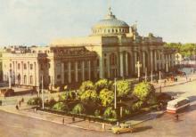 Привокзальная площадь и здание вокзала. Цветное фото А. Штерна и А. Глазкова из набора открыток достопримечательностей Одессы, 1963 г.