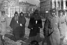 Арестованные священнослужители на Греческой площади, кадр кинохроники,  экспонат музея Христианская Одесса, 1920 г.