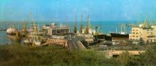 Вид на морський вокзал і порт. Фото Р. Папік,яна на листівці з комплекту «Одеса». 1982 р.