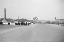 На площади «Освобождения». Слева трибуны и памятник жертвам революции. Одесса. 1942–1943 гг.