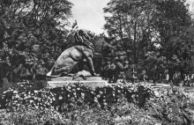 Одеса. Скульптура в міському саду. Фото на поштовій листівці з комплекту «Одеса». 1955 р.
