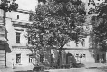 Одеса. Будинок, де жив О.С. Пушкін під час заслання 1823–1824 рр. Фото на поштовій листівці з комплекту «Одеса». 1955 р.
