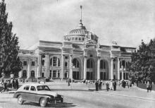 Одеса. Вокзал. Фото на поштовій листівці з комплекту «Одеса». 1955 р.
