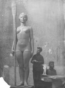 Михаил Петросян перед скульптурой, изготовленной для установки на Ланжероне. 1936 г.