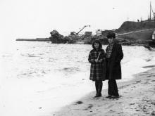 Одесса.  Конец пляжа Аркадии, за буной, где плавкран, находилась гавань техфлота. Начало 1980-х гг.