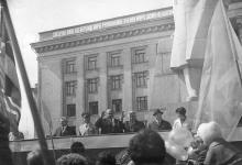 Во время праздничной демонстрации на площади им. Октябрьской революции. 1970-е гг.