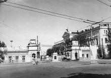 Проходная Одесского порта с площади Вакуленчука. 1960-е гг.