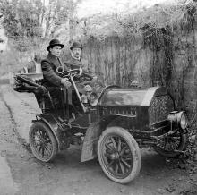 В автомобиле справа — И.Б. Галюзман, дедушка автора статьи. 1912 г.