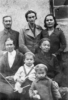 Н.И. Корченова (стоит в центре), Д.А. Галюзман (сидит справа) и Витя Корченов (внизу справа). Самарканд. Эвакуация. 1943 г.